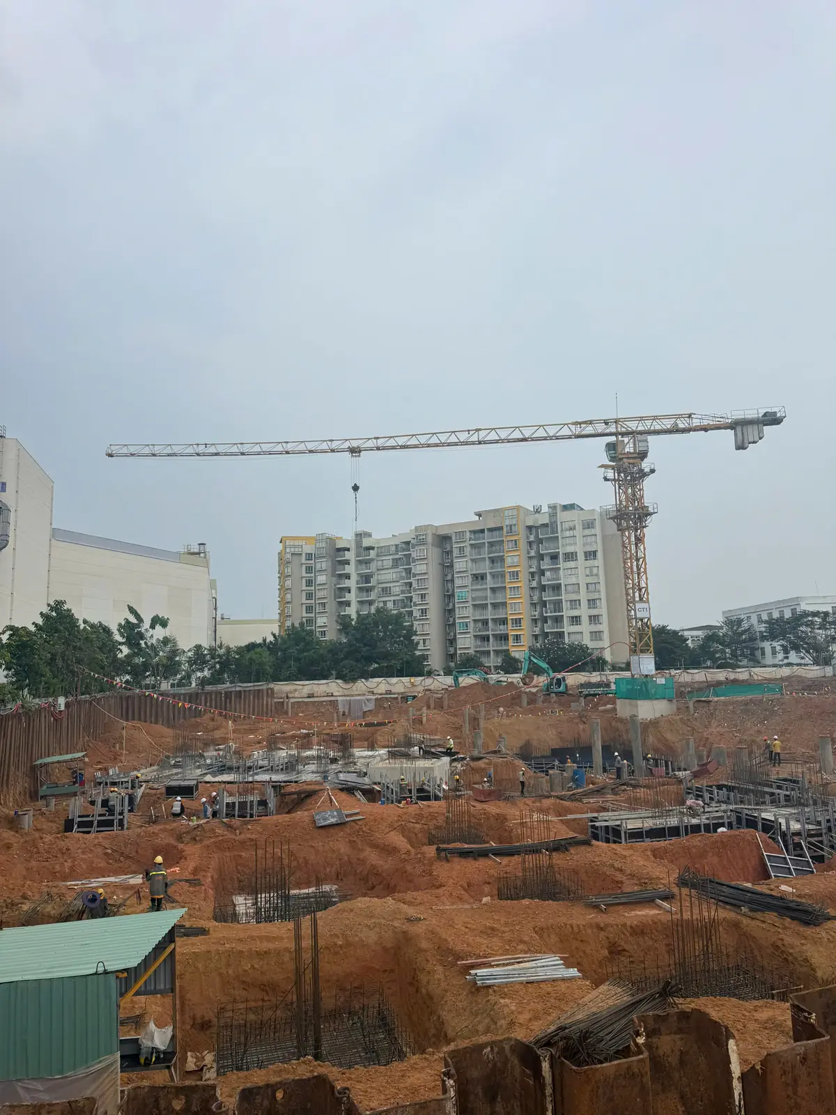 Cẩu tháp và hố móng tại công trường Norton Park tháng 9/2026
